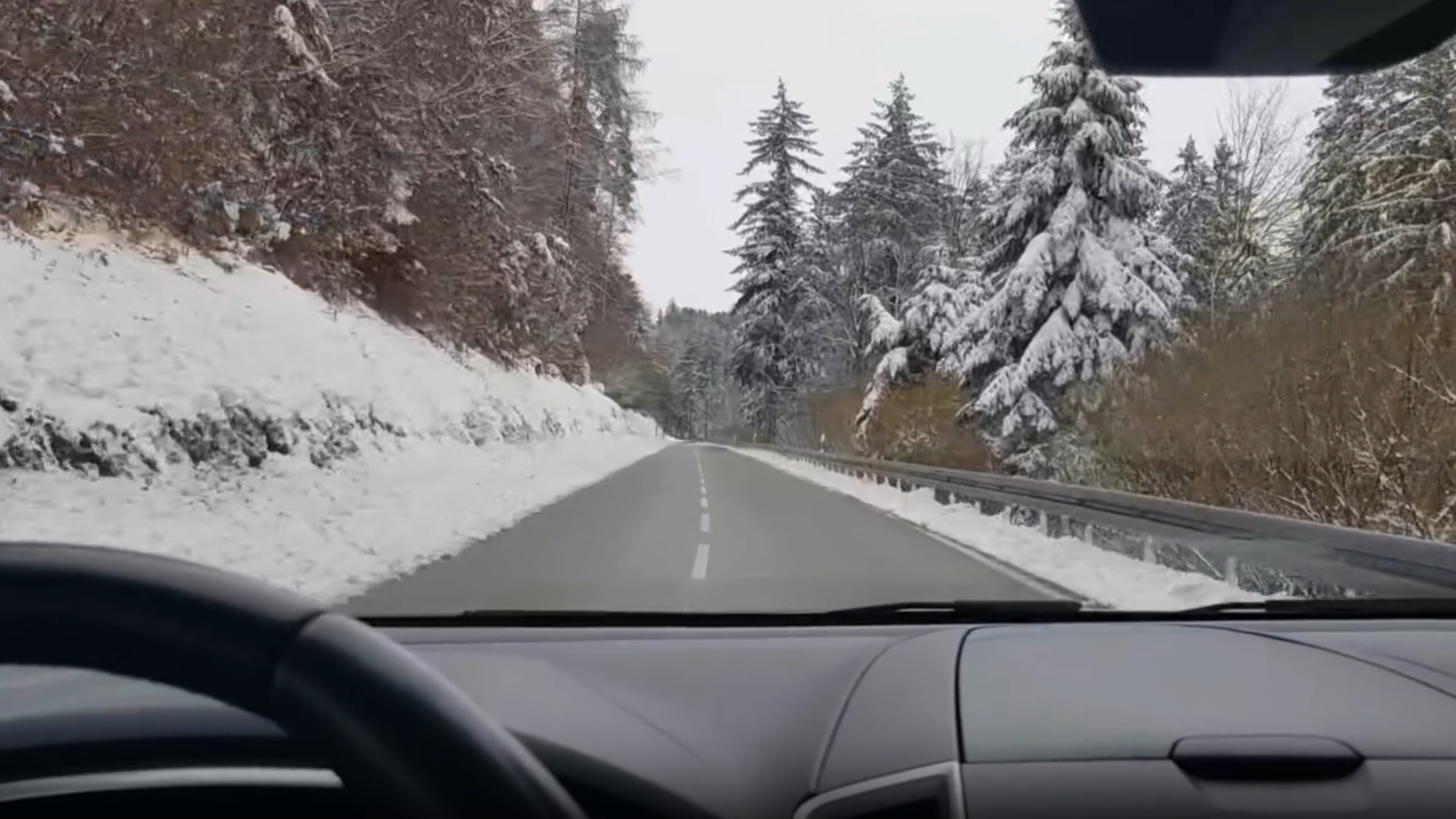 Straße durch Winterlandschaft